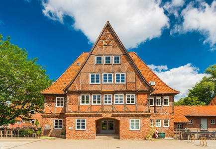 Luneburg - 2018 年 7 月，德国：传统德国建筑风格的旧砖半木结构房屋。