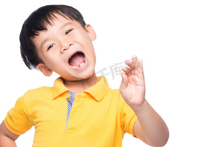 迷茫的摄影照片_亚洲小男孩手里拿着丢失的乳牙 — 特写