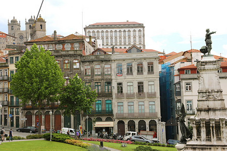 葡萄牙波尔图-2018 年 6 月 21 日：波尔图的房屋与大教堂和 Infante Dom Henrique 雕像，葡萄牙波尔图