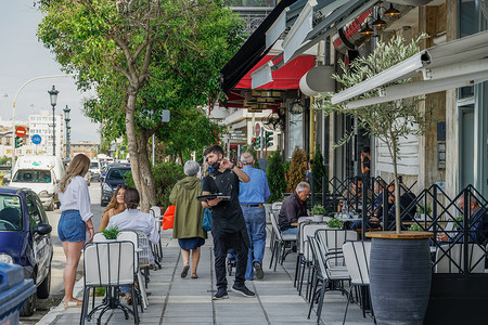 希腊塞萨洛尼基 酒吧夏季第一天开业。