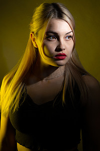 黄灯下妆容鲜艳的金发女孩的肖像