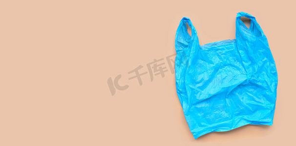 布朗背景上的蓝色塑料袋。