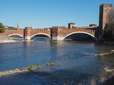 维罗纳的卡斯特韦基奥桥（Castelvecchio Bridge）又名斯卡利格桥（Scaliger Bridge）
