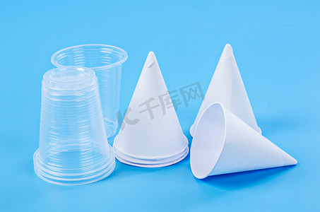 塑料水杯摄影照片_一次性纸锥水杯和塑料水杯。