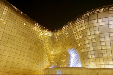 现代大门摄影照片_东大门设计广场是首尔的一座现代建筑，由扎哈·哈迪德设计。