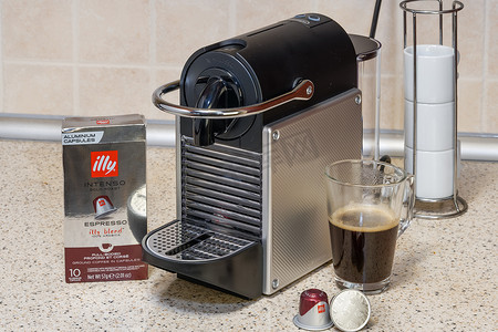自动 Nespresso 咖啡机用于制作带有铝胶囊的浓缩咖啡。