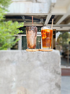一杯冰镇摩卡咖啡和冰镇美式咖啡加椰子汁