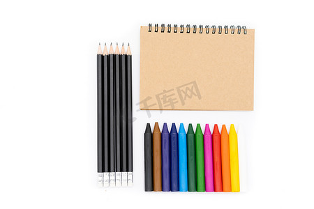 图片底部 12 支彩色铅笔和 6 支黑色铅笔