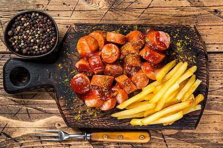 Currywurst Sausages 街头食品在木板上供应炸薯条。