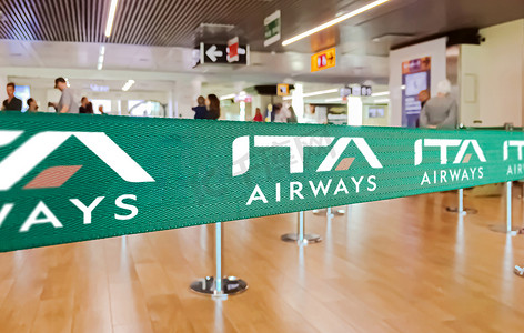 意大利菲乌米奇诺，2021年10月：意大利罗马菲乌米奇诺达芬奇国际机场内带有ITA航空公司标志的绿丝带屏障