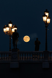 灯笼月亮摄影照片_马其顿斯科普里艺术桥上空的超级月亮