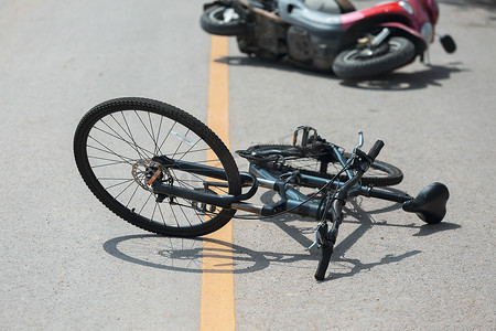 道路上与自行车的事故摩托车碰撞