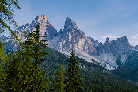 意大利白云岩的 Lago di Sorapis 的早晨，天空晴朗，乳蓝色的湖，索拉皮斯湖，多洛米蒂，意大利