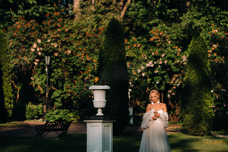 礼服首饰摄影照片_花园里的新娘，早晨新娘，新娘费，早晨新娘，白色礼服，戴耳环。