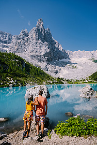 意大利白云岩的 Lago di Sorapis 的早晨，天空晴朗，乳蓝色的湖，索拉皮斯湖，多洛米蒂，意大利