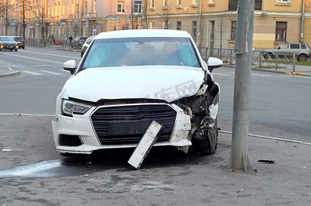 由于电线杆事故而损坏的汽车的前部。车祸保险