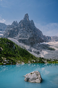 蓝色白云摄影照片_意大利白云岩的 Lago di Sorapis 的早晨，天空晴朗，乳蓝色的湖，索拉皮斯湖，多洛米蒂，意大利