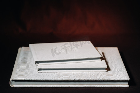 不同尺寸的天然白色皮革相册组成。