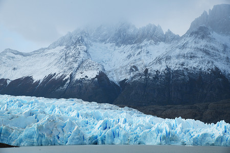 蓝色湖水摄影照片_来自智利巴塔哥尼亚冰川灰色的蓝色冰