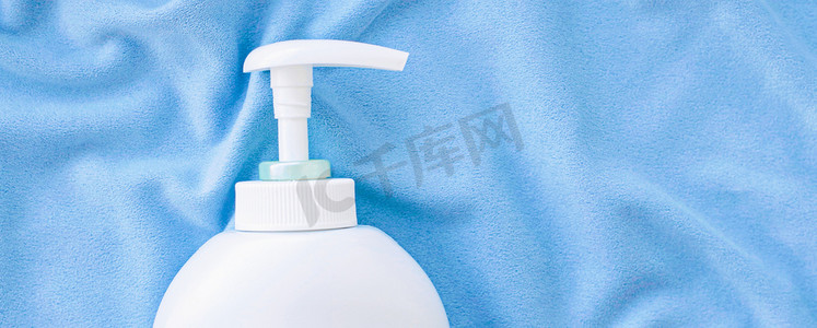 保健品摄影照片_蓝色丝绸、卫生用品和保健品上抗菌液体肥皂和洗手液模型的空白标签瓶