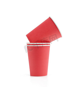 纸杯摄影照片_一堆红纸杯，用于外卖热饮