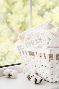 白色洗衣篮窗口。