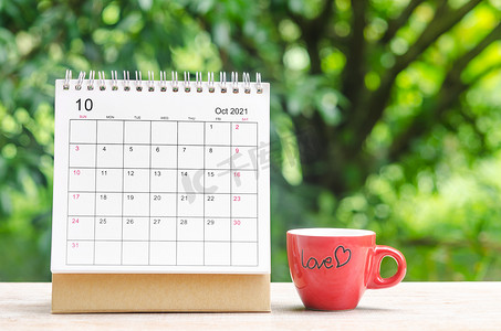 2021 年 10 月日历桌供组织者计划和提醒。