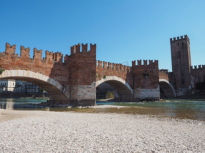 bridge摄影照片_维罗纳的卡斯特韦基奥桥（Castelvecchio Bridge）又名斯卡利格桥（Scaliger Bridge）