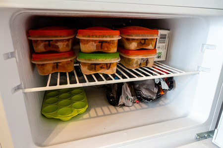 冷冻机摄影照片_冰箱里装满了食物