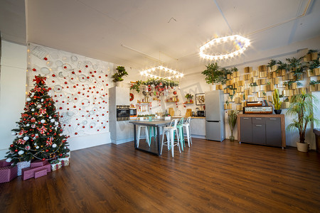 一个舒适的现代宽敞厨房的内部，供一个大家庭使用，为新年庆祝活动装饰