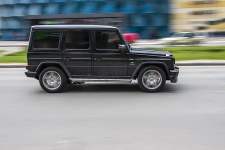 乌克兰，基辅 - 2021年4月26日：黑色梅赛德斯-奔驰 G-klasse AMG 汽车在街上行驶。