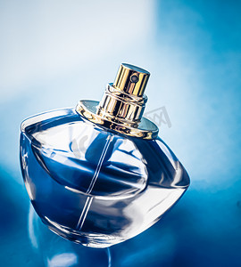古龙香水摄影照片_男士古龙水、作为复古香水的香水瓶、作为节日礼物的香水、奢华香水品牌礼物