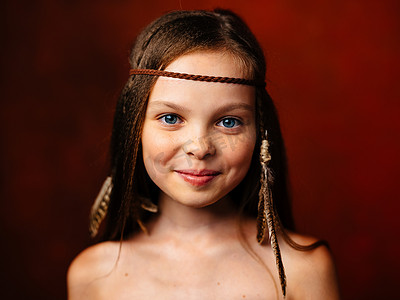 头发上插着羽毛的野女孩微笑着松散的头发印度文化