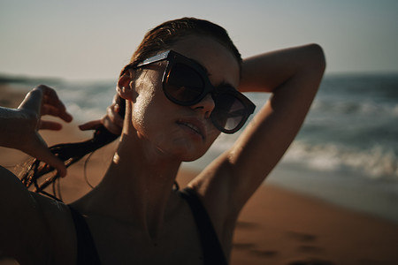 性格开朗的女人黑色泳衣海洋自然夏季晒黑