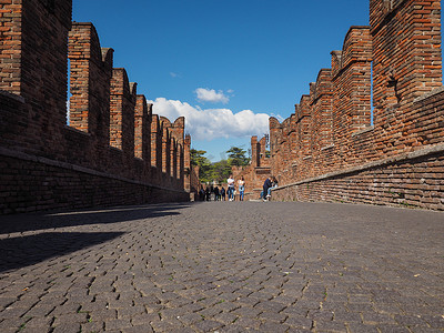 维罗纳的卡斯特韦基奥桥（Castelvecchio Bridge）又名斯卡利格桥（Scaliger Bridge）