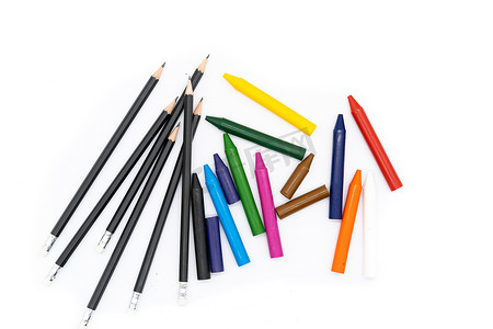 白色背景上的 12 支彩色铅笔和 6 支黑色铅笔