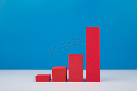 带有红色条的业务图表或性能图表，并在蓝色背景下动态上升