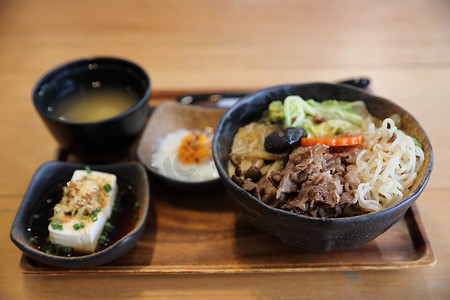 寿喜烧盖饭，寿喜烧火锅炖日本米饭