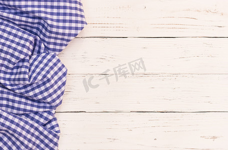 白色木桌面背景纹理，配有质朴的蓝色桌布