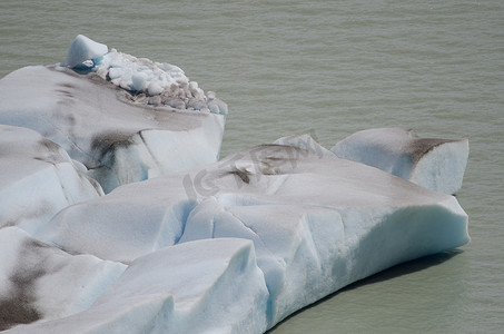 灰色湖中漂浮的冰碎片。