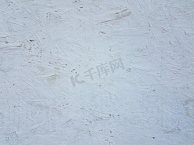 墙上漆成白色的木颗粒板