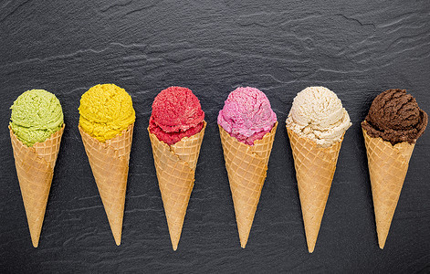 各种冰淇淋口味的甜筒蓝莓，酸橙，开心果