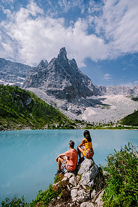 意大利白云岩的 Lago di Sorapis 的早晨，天空晴朗，乳蓝色的湖，索拉皮斯湖，多洛米蒂，意大利