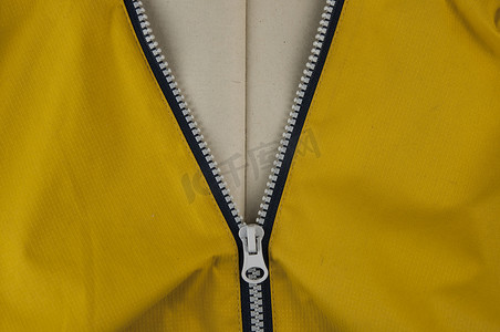 带拉链的锁头是衣服颜色的特写。