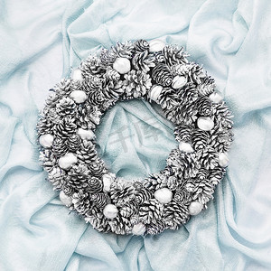 蓝色丝绸背景上的圣诞花环。