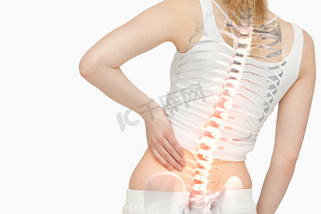 背部疼痛女性的突出脊柱