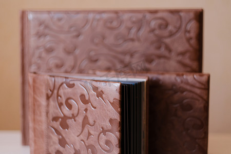 不同尺寸的天然棕色皮革相册组成。