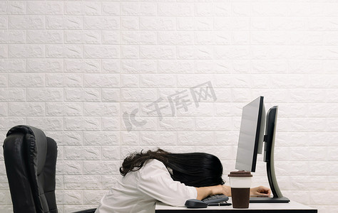 睡在办公桌电脑屏幕上的女人