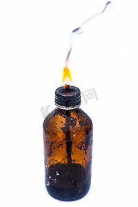 关闭在白色燃烧上隔离的瓶形煤油灯或油灯。
