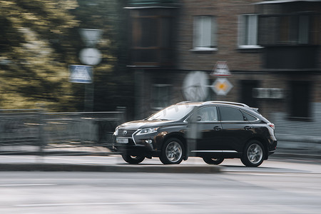 乌克兰，基辅 - 2021年7月16日：灰色雷克萨斯RX汽车在街上行驶。